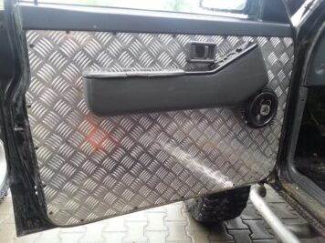 Ramingo 4x4 - L'eCommerce del 4x4 > Pannelli Porte Anteriori Alluminio Nissan GR Y60 – Vetri Elettrici