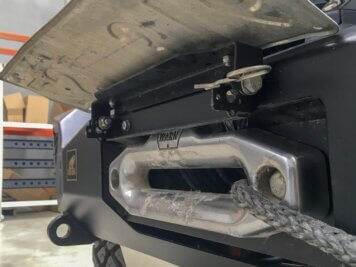 Ramingo 4x4 - L'eCommerce del 4x4 > Supporto Targa Anteriore Flip-Up – Per Bocca Verricello